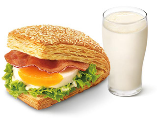 肯德基 | 培根蛋法风烧饼+热豆浆