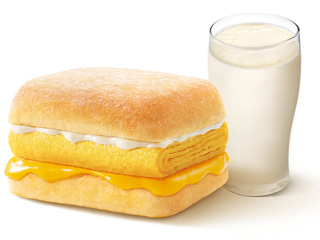 肯德基 | 芝士厚蛋烧帕尼尼+热豆浆